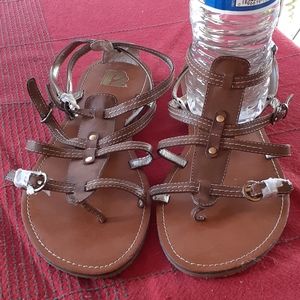 R2 sandals